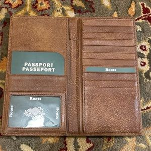 Roots Brown Leather Large Wallet and Passport Holder (BRAND NEW)